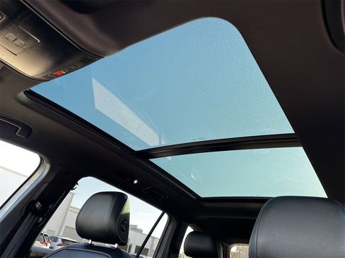 Used 2022 Volkswagen Tiguan SE R-Line image 23