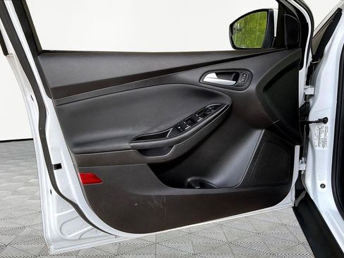 Used 2018 Ford Focus SE w/ SE Appearance Package FWD image 19