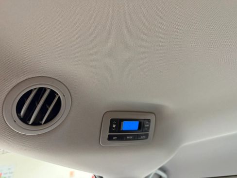 Used 2015 Toyota Sienna LE AWD/4WD image 65