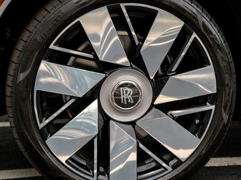 Used 2025 Rolls-Royce Cullinan AWD/4WD image 21