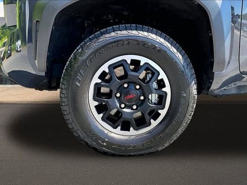 Used 2025 Toyota Tacoma TRD Off-Road w/ TRD Off Road Upgrade Package AWD/4WD image 10