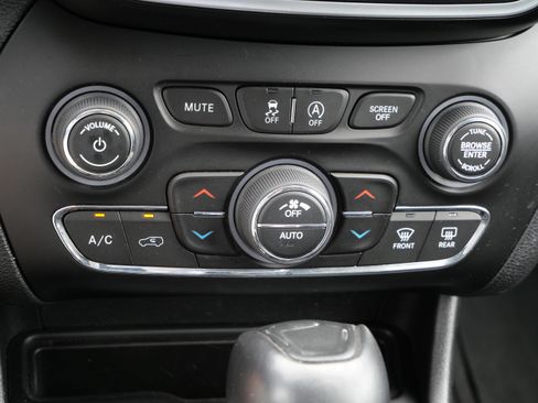 Used 2020 Jeep Cherokee Trailhawk w/ Cold Weather Group AWD/4WD image 23