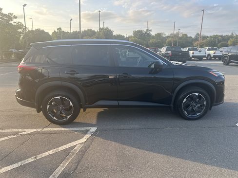 Certified 2024 Nissan Rogue SV w/ SV Premium Package FWD image 4