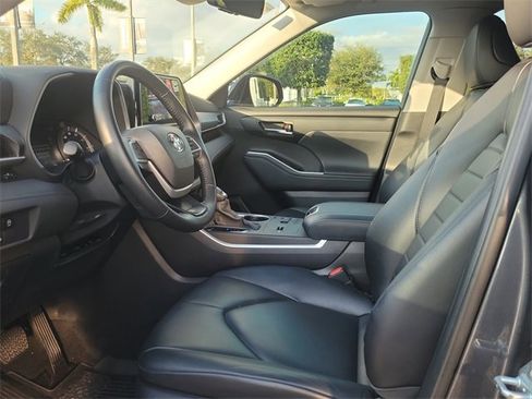 Used 2024 Toyota Highlander XLE image 14