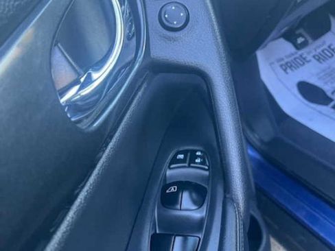 Used 2018 Nissan Rogue SV image 6