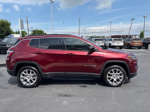 Used 2022 Jeep Compass Latitude AWD/4WD image 6