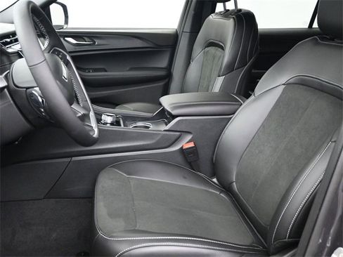 New 2025 Jeep Grand Cherokee L Altitude image 12