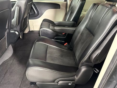 Used 2019 Dodge Grand Caravan SXT image 14