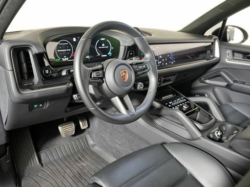 Certified 2024 Porsche Cayenne Turbo AWD/4WD image 4