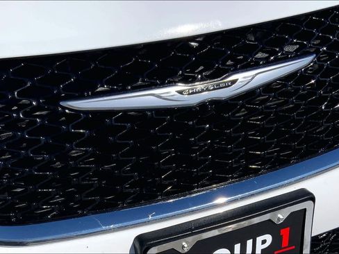 Used 2023 Chrysler Pacifica Touring-L image 28