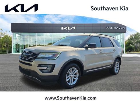 Used 2017 Ford Explorer XLT image 1