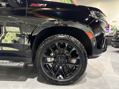 Used 2022 Chevrolet Tahoe Z71 w/ Luxury Package AWD/4WD image 9
