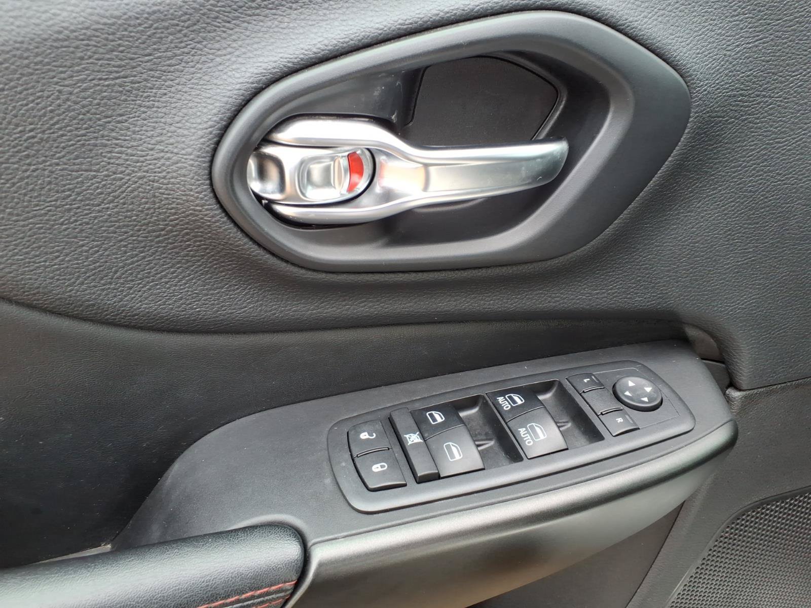 Used 2019 Jeep Cherokee Trailhawk w/ Comfort/Convenience Group AWD/4WD image 8