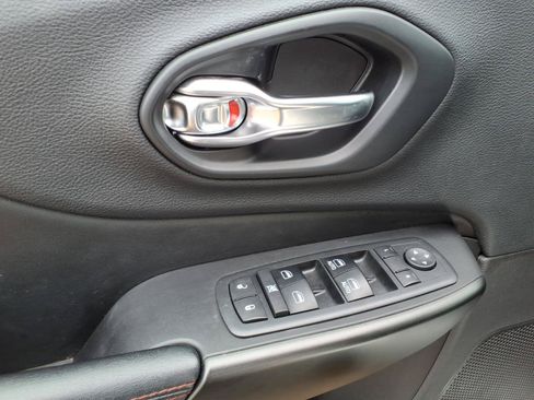 Used 2019 Jeep Cherokee Trailhawk w/ Comfort/Convenience Group AWD/4WD image 8