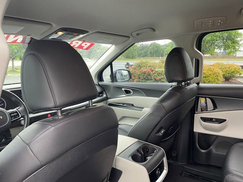 Used 2023 Kia Carnival LX FWD image 27