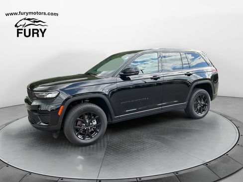 Used 2025 Jeep Grand Cherokee Altitude AWD/4WD image 7