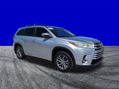 Used 2018 Toyota Highlander XLE AWD/4WD image 2