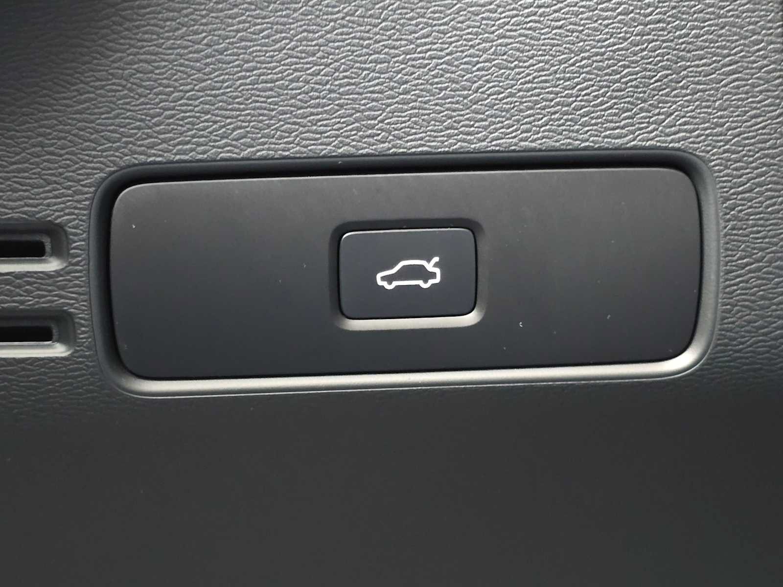 Used 2026 Volvo XC40 B5 Plus w/ Protection Package Premier AWD/4WD image 32