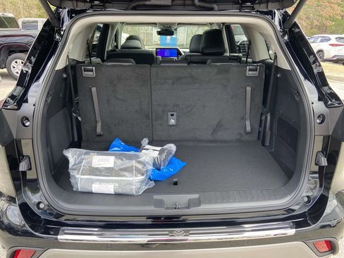 Used 2026 Toyota Highlander Platinum image 9