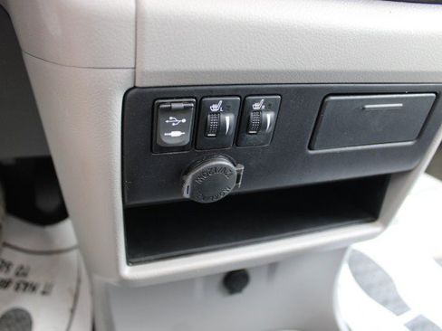 Used 2015 Toyota Sienna XLE w/ XLE Navigation Package FWD image 17
