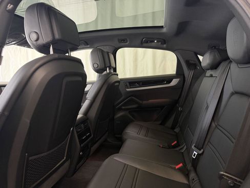 Certified 2025 Porsche Cayenne Coupe image 24