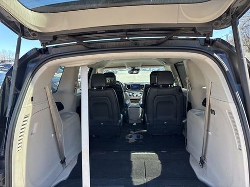 Used 2017 Chrysler Pacifica Touring-L Plus w/ Advanced Safetytec Group FWD image 11
