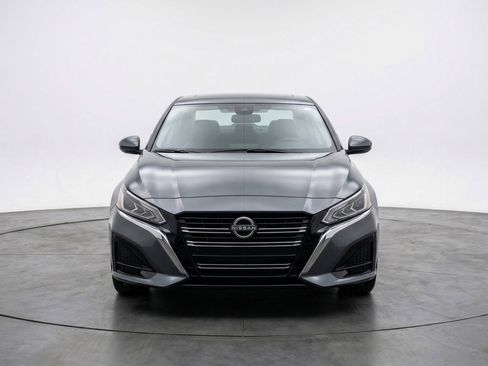 Used 2025 Nissan Altima 2.5 SV image 2