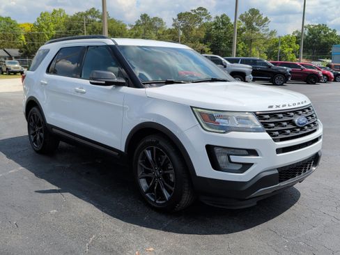 Used 2017 Ford Explorer XLT w/ Equipment Group 202A FWD image 2
