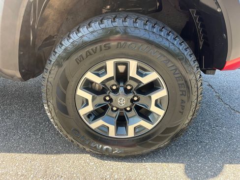 Used 2022 Toyota Tacoma TRD Off-Road w/ Technology Package AWD/4WD image 27