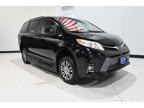 Used 2019 Toyota Sienna XLE FWD image 3