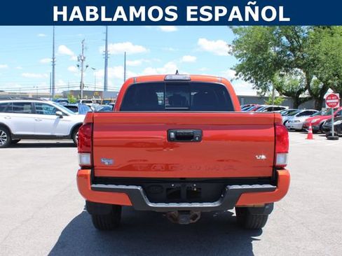 Used 2017 Toyota Tacoma TRD Off-Road AWD/4WD image 4