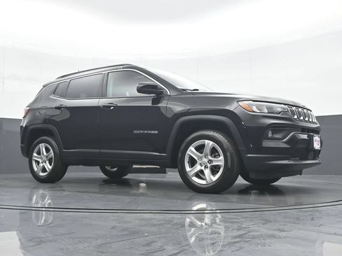 Used 2022 Jeep Compass Latitude w/ Convenience Group AWD/4WD image 32