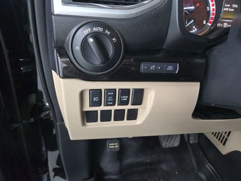 Used 2016 Nissan Titan SV image 17