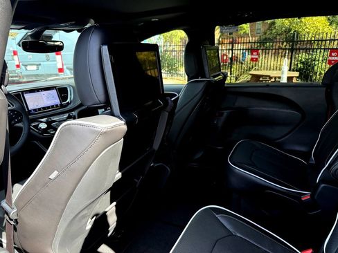 New 2026 Chrysler Pacifica Limited w/ Uconnect Theater Family Group FWD image 11