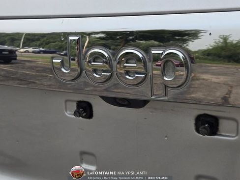 Used 2011 Jeep Grand Cherokee Laredo AWD/4WD image 9