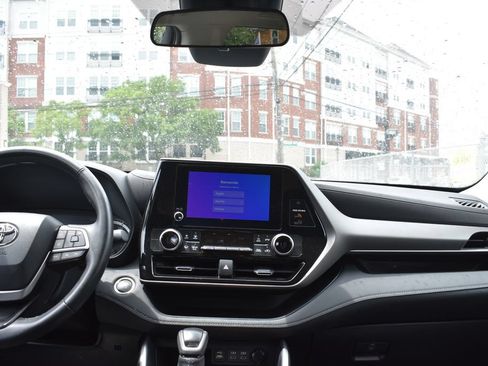 Used 2025 Toyota Highlander LE FWD image 29