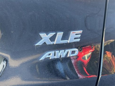 Used 2022 Toyota RAV4 XLE Premium image 9