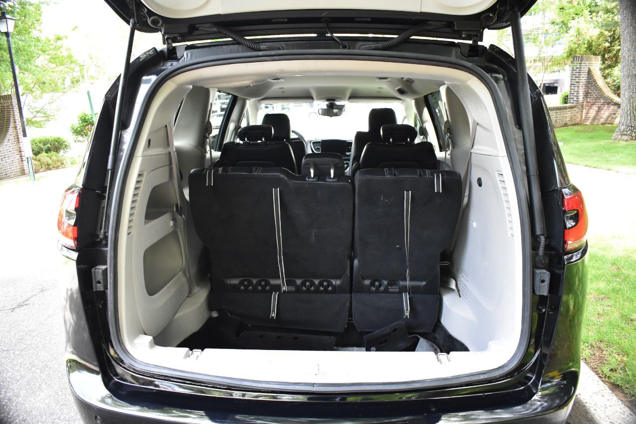 Used 2024 Chrysler Pacifica Touring-L FWD image 57