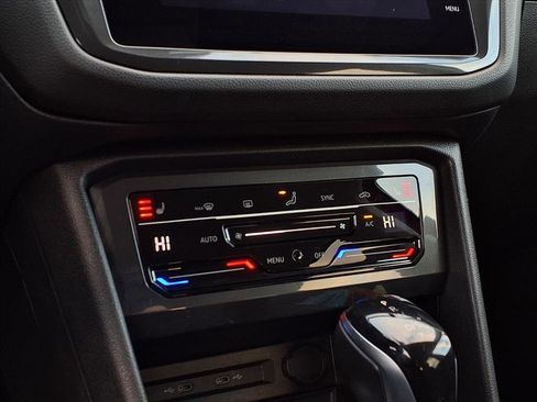 Used 2022 Volkswagen Tiguan SE image 19