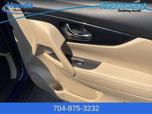 Used 2017 Nissan Rogue SL w/ SL Premium Package image 18