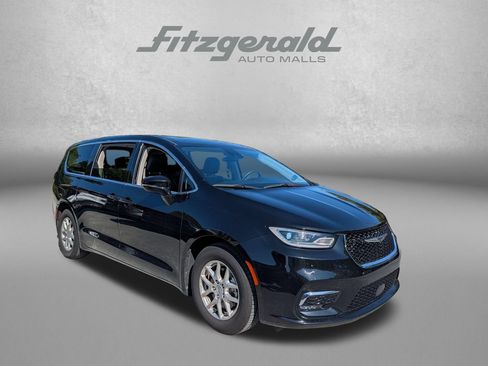 Used 2024 Chrysler Pacifica Touring-L FWD image 1