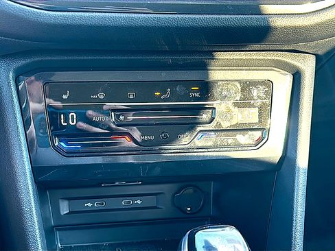 Used 2024 Volkswagen Tiguan SE w/ Panoramic Sunroof Package image 32