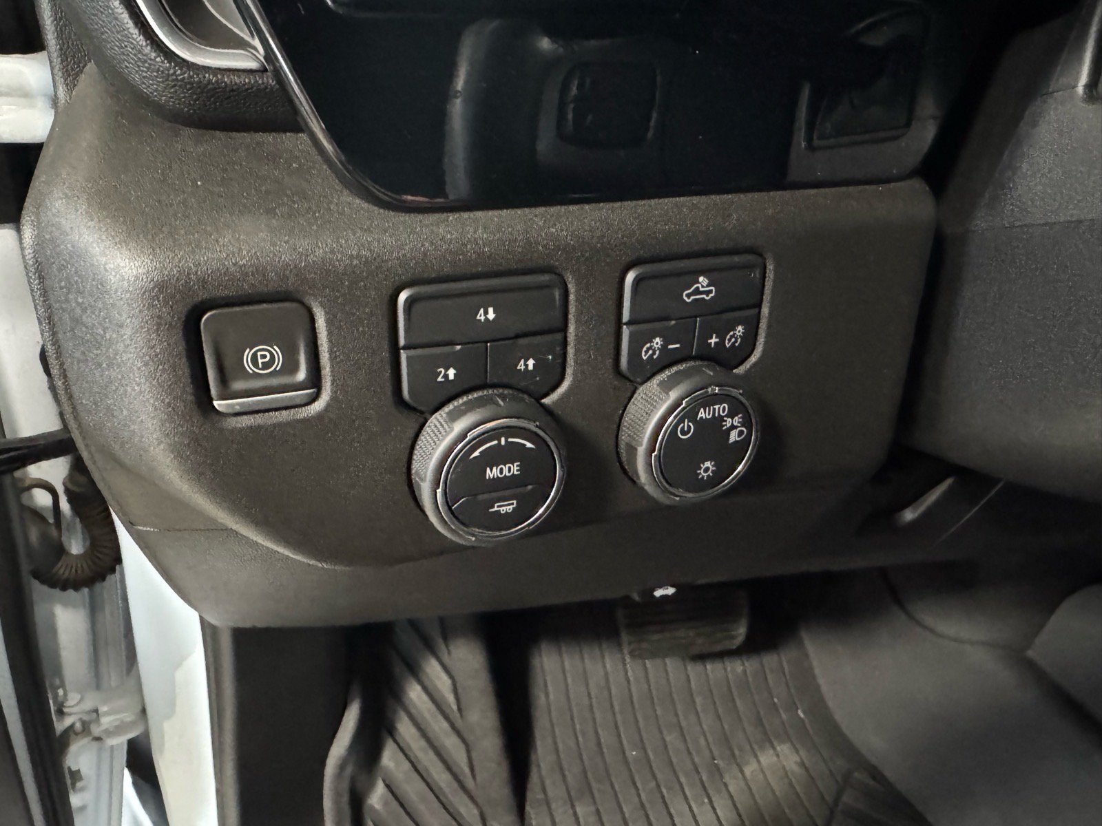 Used 2024 Chevrolet Silverado 2500 LT AWD/4WD image 16