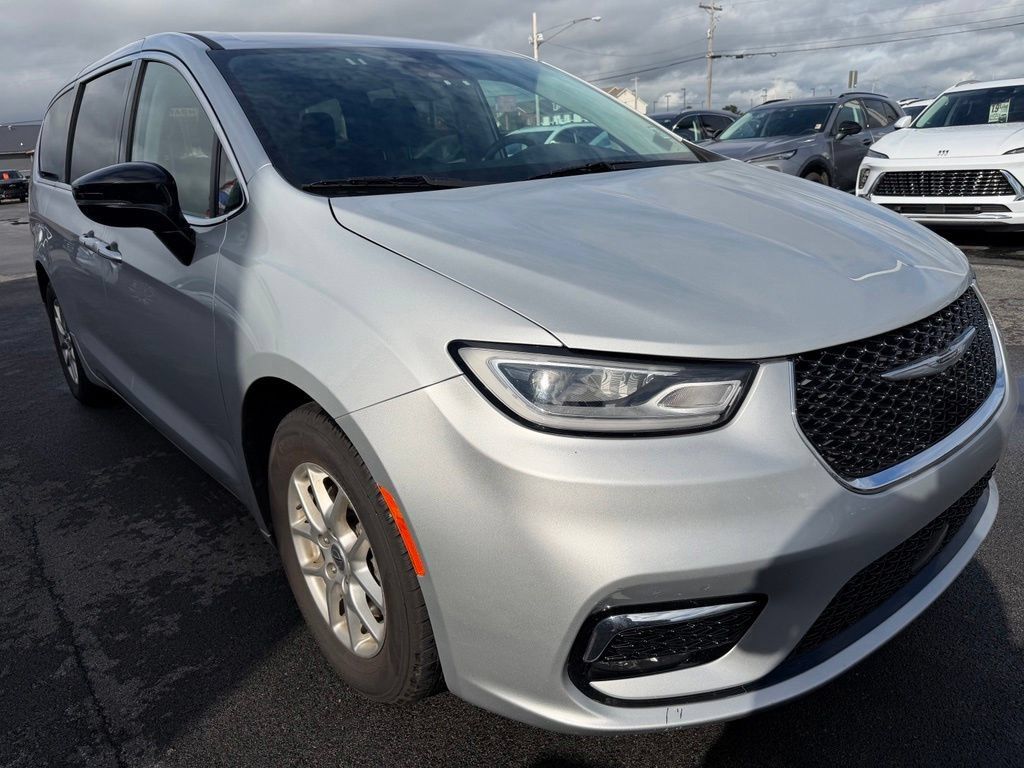 Used 2024 Chrysler Pacifica Touring-L FWD image 6