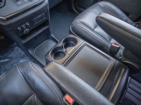 Used 2018 Toyota Sienna SE image 36