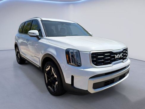 Used 2025 Kia Telluride S FWD image 3
