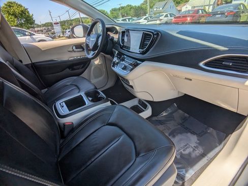 Used 2023 Chrysler Pacifica Touring-L FWD image 22