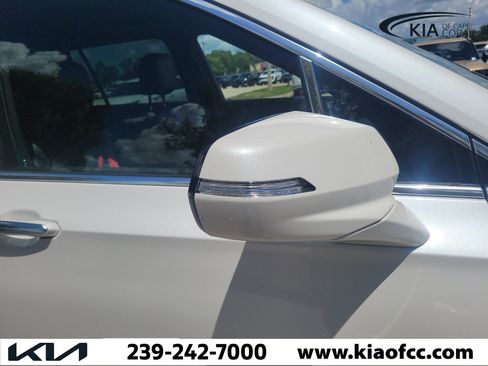 Used 2023 Cadillac XT6 Luxury w/ LPO, Premium Carpet Package FWD image 7