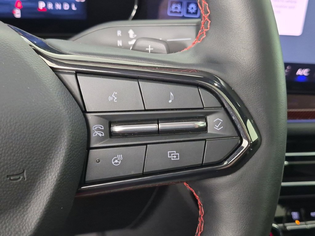Used 2026 Chevrolet Traverse RS FWD image 19