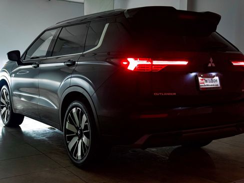 Used 2025 Mitsubishi Outlander SE image 38